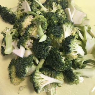 腊肉炒西兰花的做法步骤：2