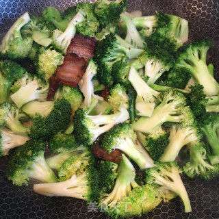 腊肉炒西兰花的做法步骤：4