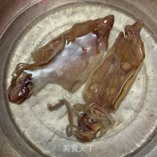 干鱿五花肉炒花菜的做法步骤：1