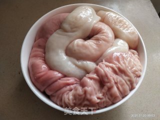 猪大肠焖酸菜的做法步骤：1