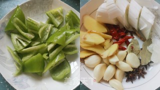 香菇木耳炖鸡翅的做法步骤：4