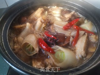 香菇木耳炖鸡翅的做法步骤：7