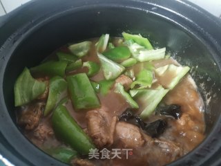 香菇木耳炖鸡翅的做法步骤：9