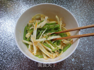 青椒菠萝蜜丝炒鸡蛋的做法步骤：4