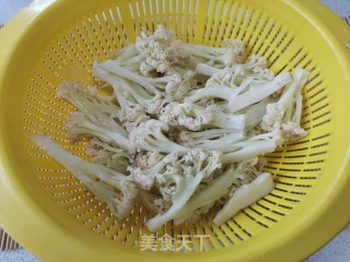 用空气炸锅做火麻仁干煸菜花的做法步骤：1