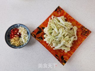 用空气炸锅做火麻仁干煸菜花的做法步骤：3