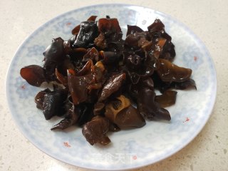 西蓝花炒木耳的做法步骤：3