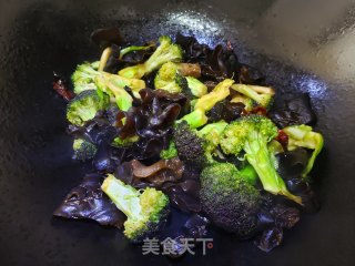 西蓝花炒木耳的做法步骤：5