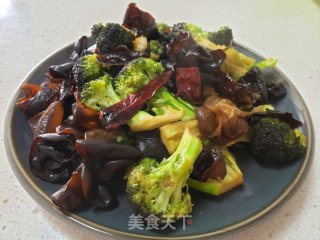 西蓝花炒木耳的做法步骤：6