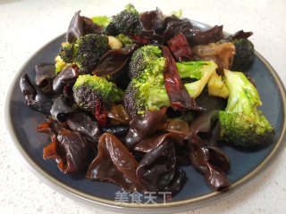 西蓝花炒木耳的做法步骤：7