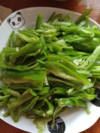 青椒丝烩荷包蛋的做法步骤：2