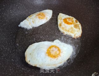 青椒丝烩荷包蛋的做法步骤：3