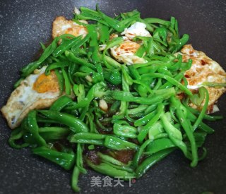 青椒丝烩荷包蛋的做法步骤：7