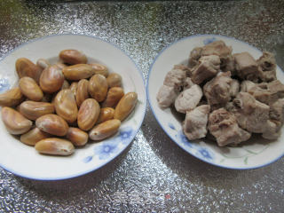 菠萝蜜核排骨汤的做法步骤：1