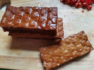 麻辣香干的做法步骤：1
