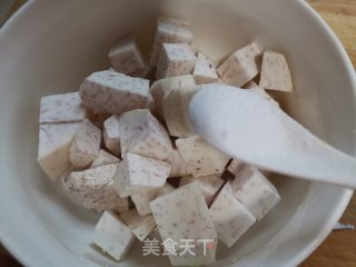 香芋蒸排骨的做法步骤：1