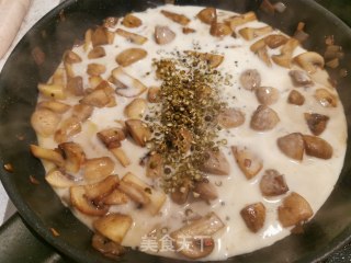 奶油口蘑胡椒酱配香煎猪里脊的做法步骤：10