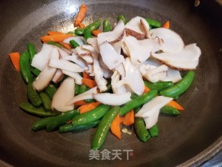 海螺片炒甜豆的做法步骤：9