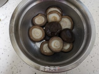 肉片炒香菇的做法步骤：1