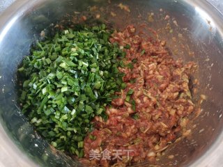 白菜三鲜水饺的做法步骤：2