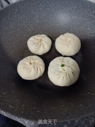 韭菜肉水煎包的做法步骤：7