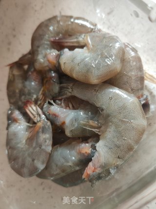 土豆青虾炒辣子的做法步骤：1