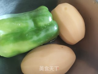 土豆青虾炒辣子的做法步骤：2