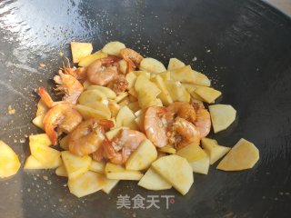 土豆青虾炒辣子的做法步骤：7