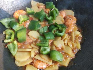 土豆青虾炒辣子的做法步骤：11
