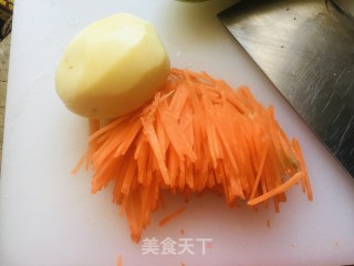 蒜香土豆胡萝卜丝的做法步骤：1