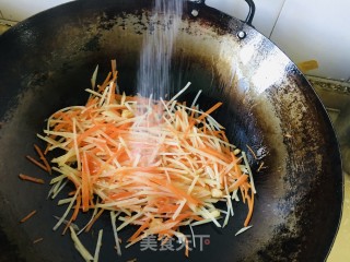 蒜香土豆胡萝卜丝的做法步骤：8