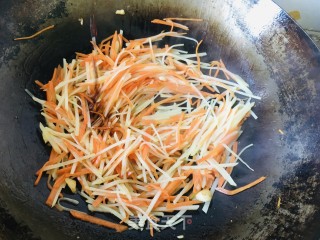 蒜香土豆胡萝卜丝的做法步骤：9