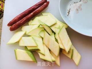 西葫芦炒腊肠的做法步骤：1