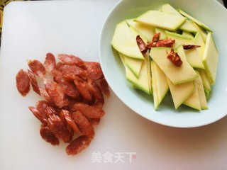 西葫芦炒腊肠的做法步骤：2