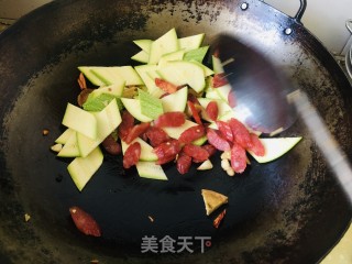 西葫芦炒腊肠的做法步骤：4