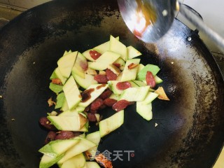西葫芦炒腊肠的做法步骤：5