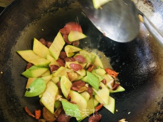 西葫芦炒腊肠的做法步骤：6