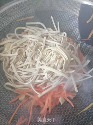 胡萝卜炒豆皮的做法步骤：3