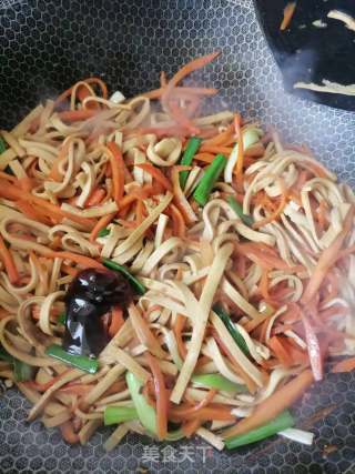 胡萝卜炒豆皮的做法步骤：5