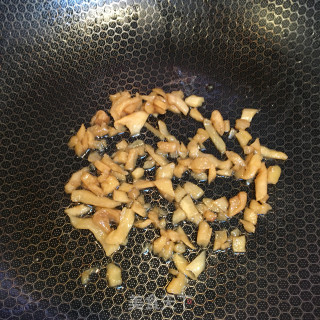 萝卜干炒紫甘蓝的做法步骤：3