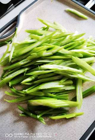 芹菜青椒炒香肠的做法步骤：4