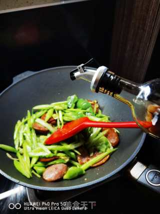 芹菜青椒炒香肠的做法步骤：7