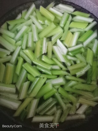 芹菜炒鸡肉的做法步骤：2