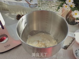 双色葱香花卷，筷子一扭就成的做法步骤：2