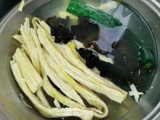 凉拌腐竹黄瓜的做法步骤：1