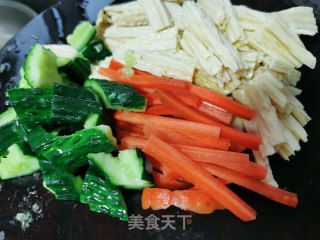 凉拌腐竹黄瓜的做法步骤：2