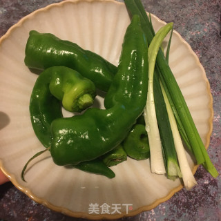 青椒炒牛里脊的做法步骤：2