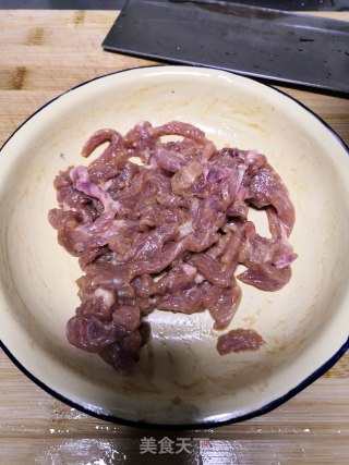 韭黄肉丝的做法步骤：2