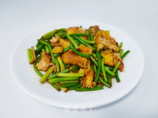 蒜薹炒鸡蛋的做法步骤：1