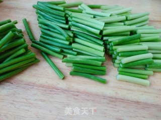 蒜薹炒鸡蛋的做法步骤：2